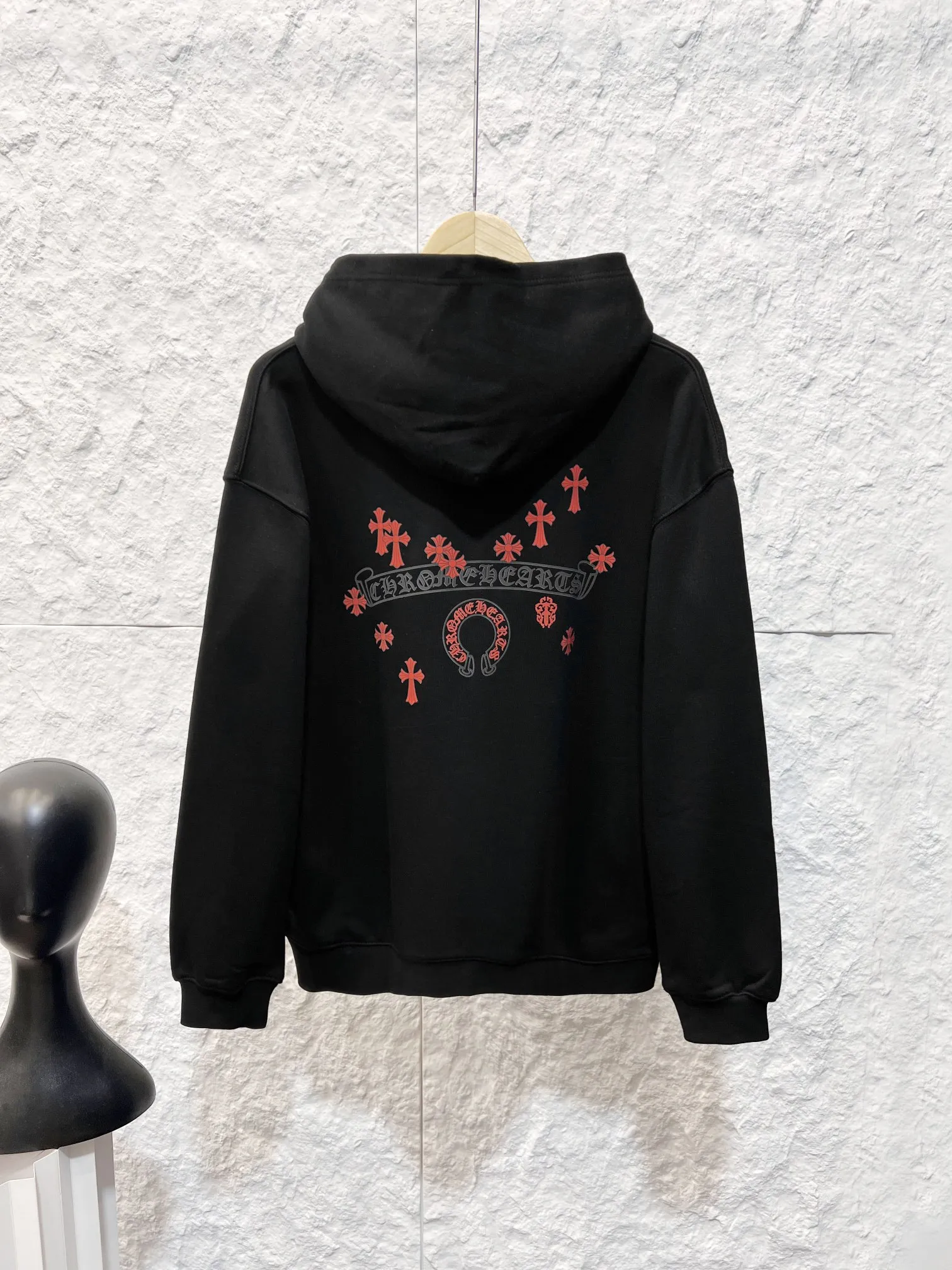 （ In Stock， ） Cemetery Cross（ ） ， ， Classic Horseshoe + Chrome Hearts ， Red Cemetery Cross Horseshoe Embroidered Hoodie（Red ）。 ：Black White Sizes：S-3XL